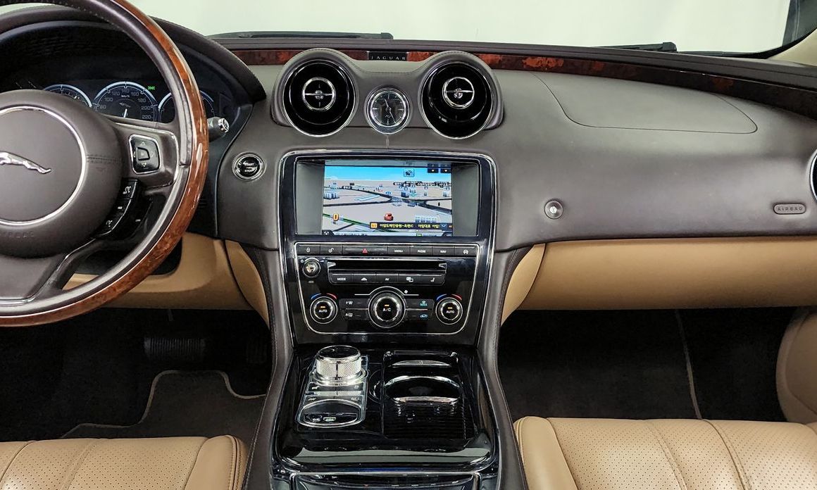 Jaguar XJ