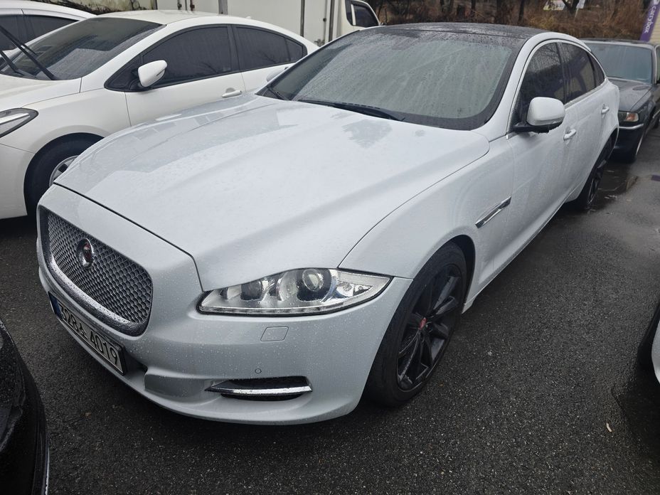 Jaguar XJ