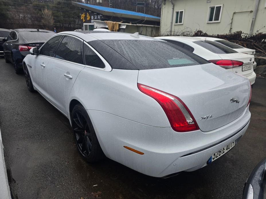 Jaguar XJ