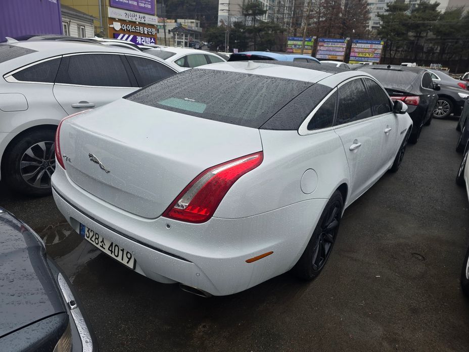 Jaguar XJ